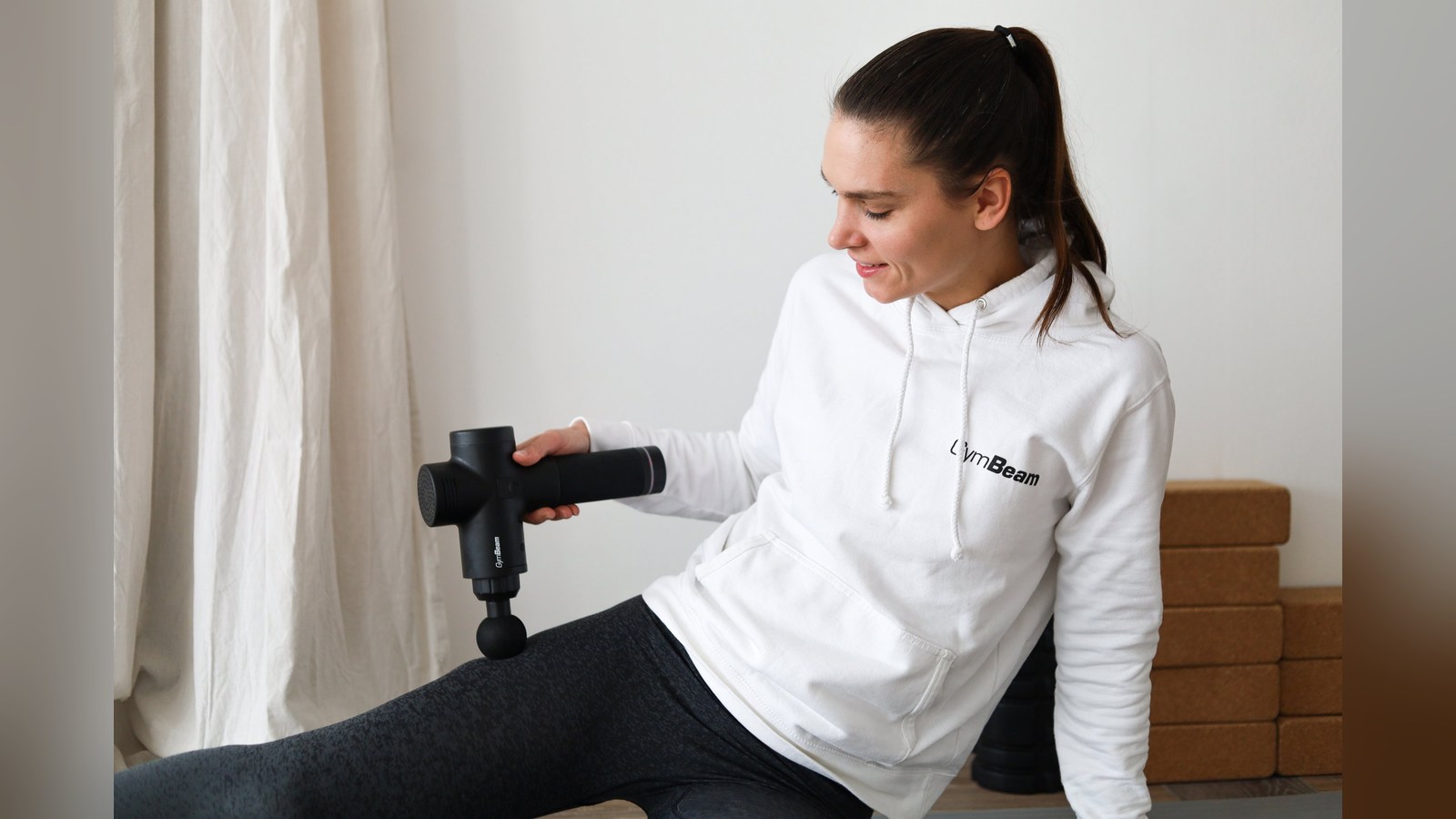 GymBeam Masážna pištoľ VI Black