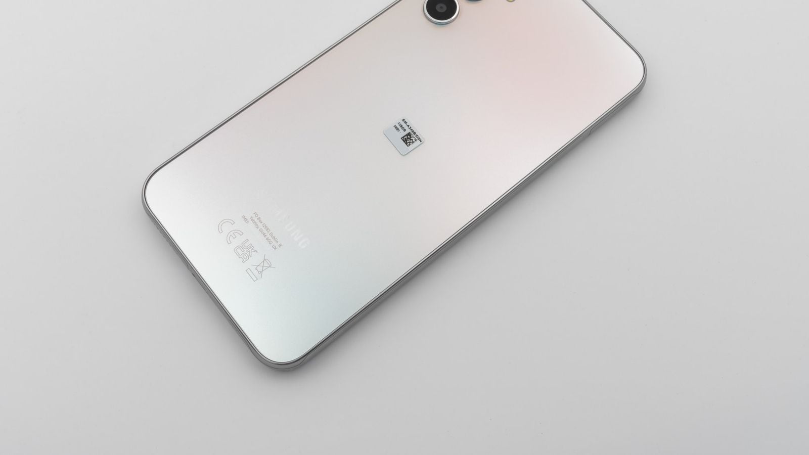 Zadná strana Samsung Galaxy A34, béžová/prechodová farba, viditeľný fotomodul