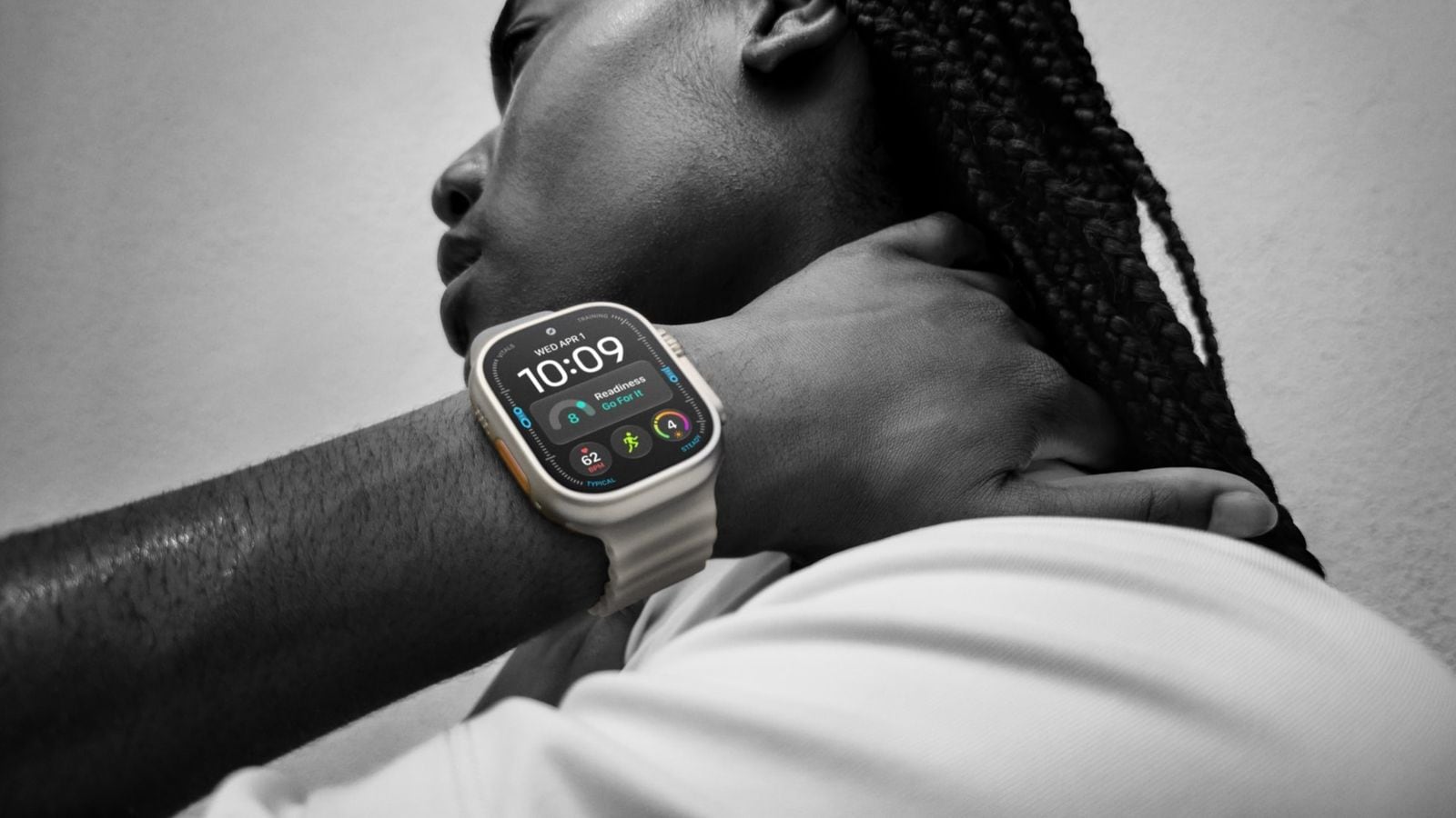 Čiernobiela fotografia používateľa s Apple Watch Ultra 4, na obrazovke je zobrazené odporúčanie Go For It