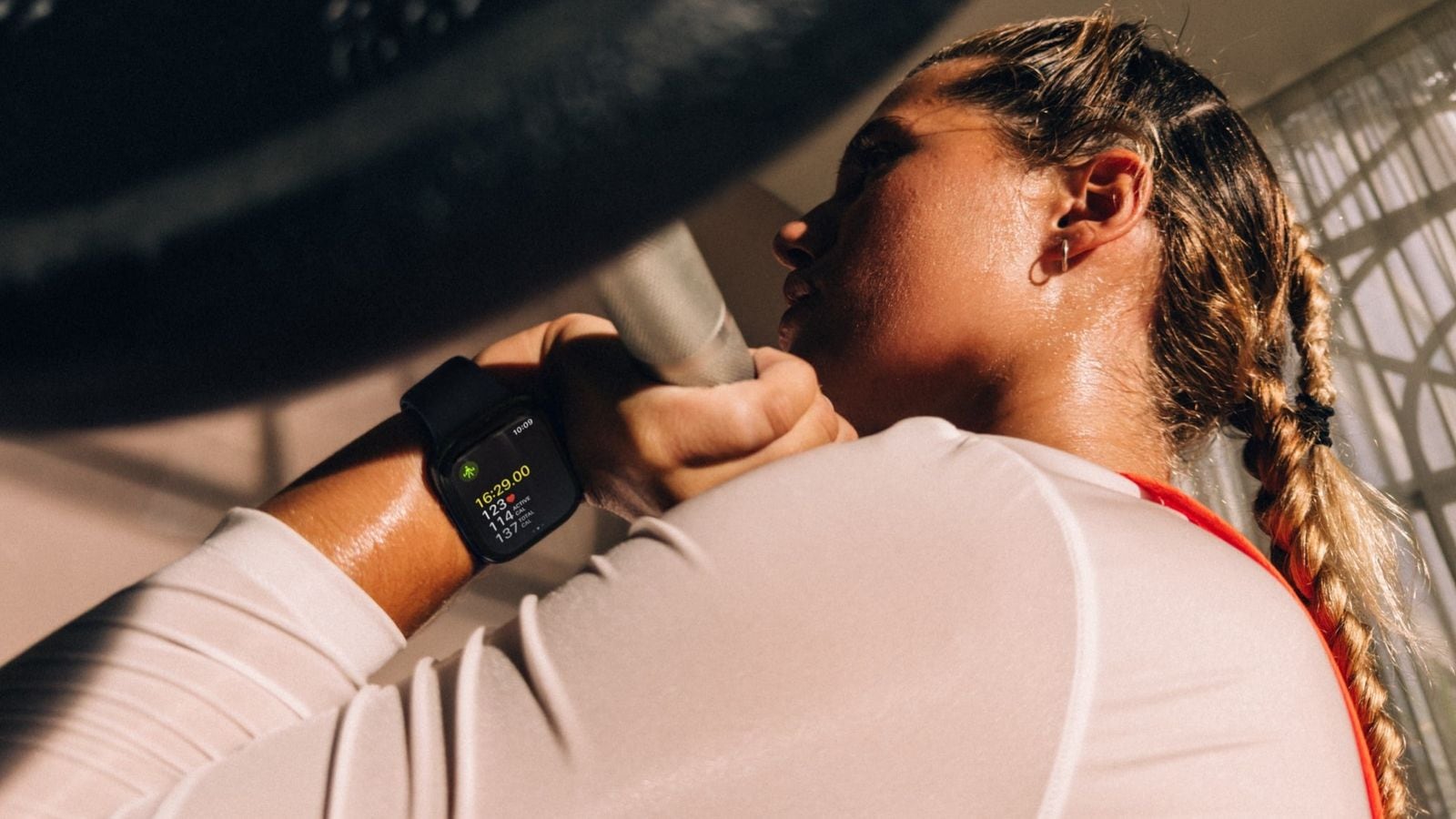 Používateľ Apple Watch Series 12 pri silovom tréningu