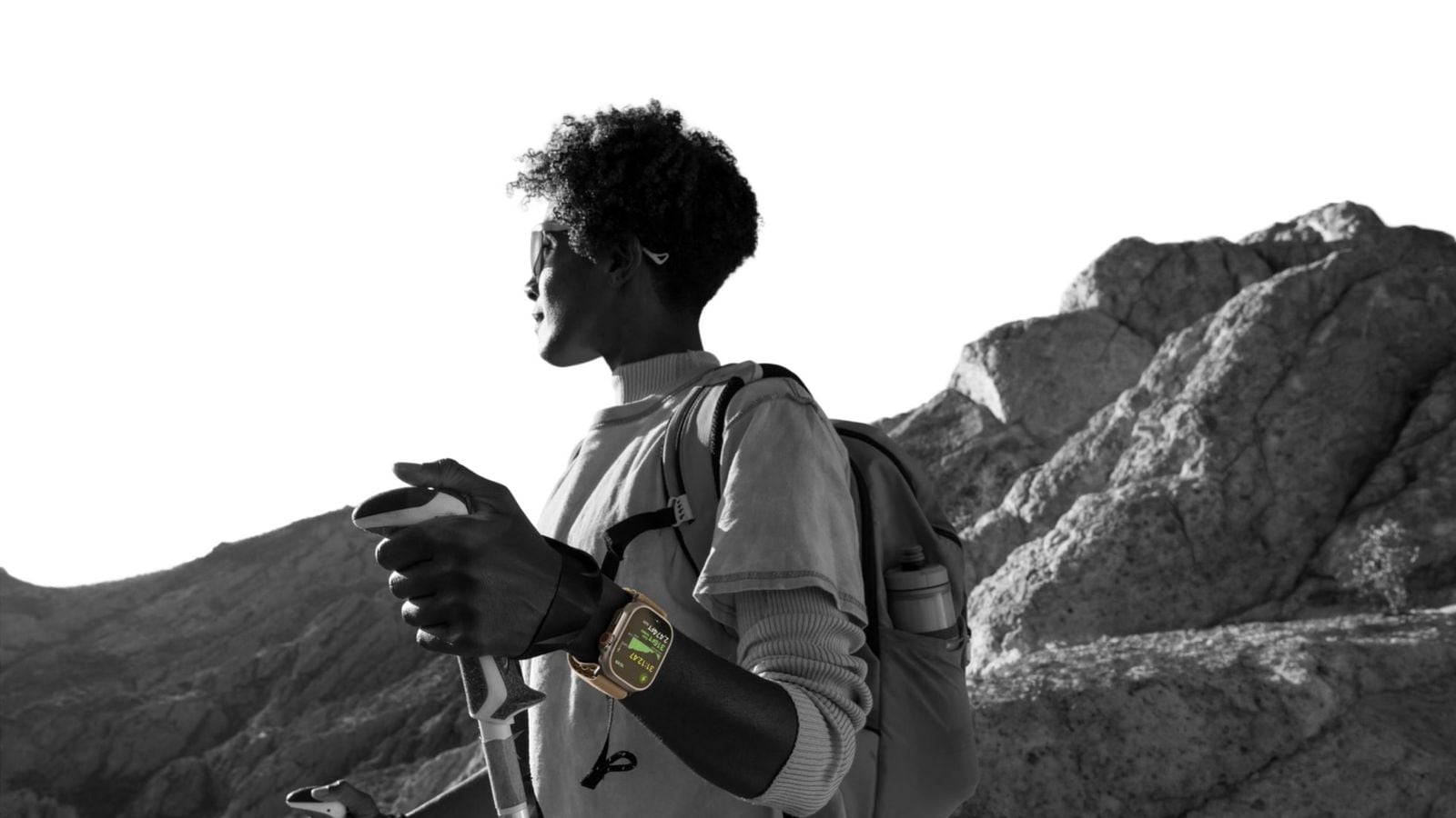 Čiernobiela fotografia turistu s Apple Watch Ultra 4 na zápästí
