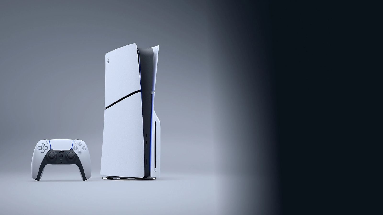 PS5 Slim konzola s bielym DualSense ovládačom, pohľad spredu zboku, sivé pozadie
