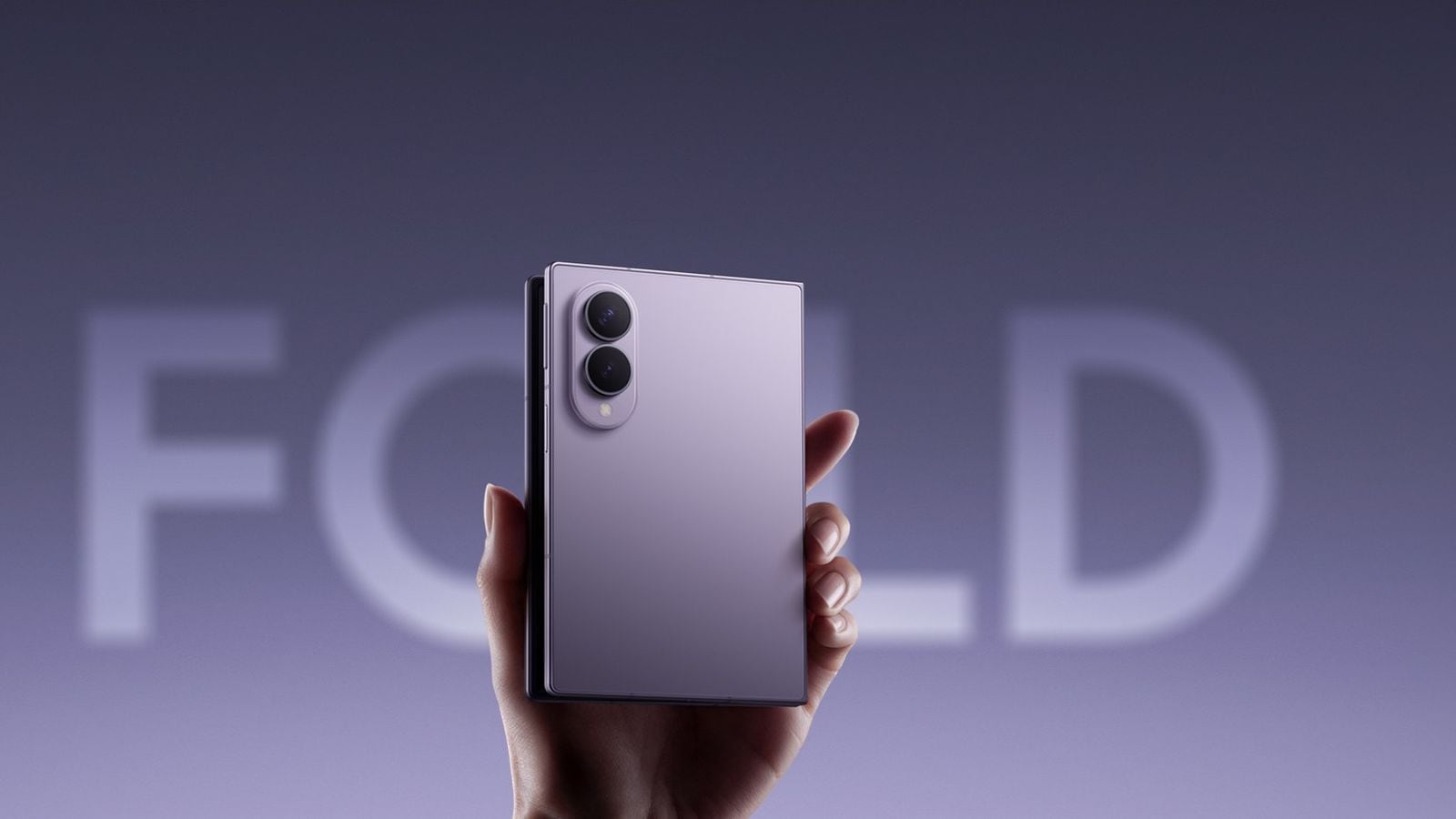 Ruka drží zložený Samsung Galaxy Z Fold vo fialovej farbe, viditeľný duálny fotoaparát