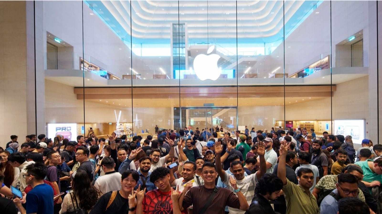 Rad zákazníkov pred predajňou Apple Store v deň spustenia predaja