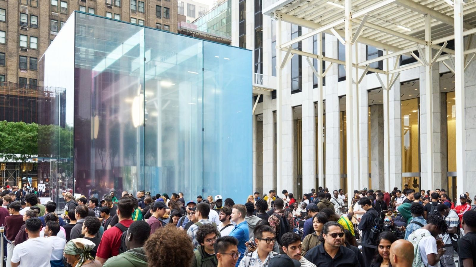 Zákazníci stoja v rade pred predajňou Apple Fifth Avenue