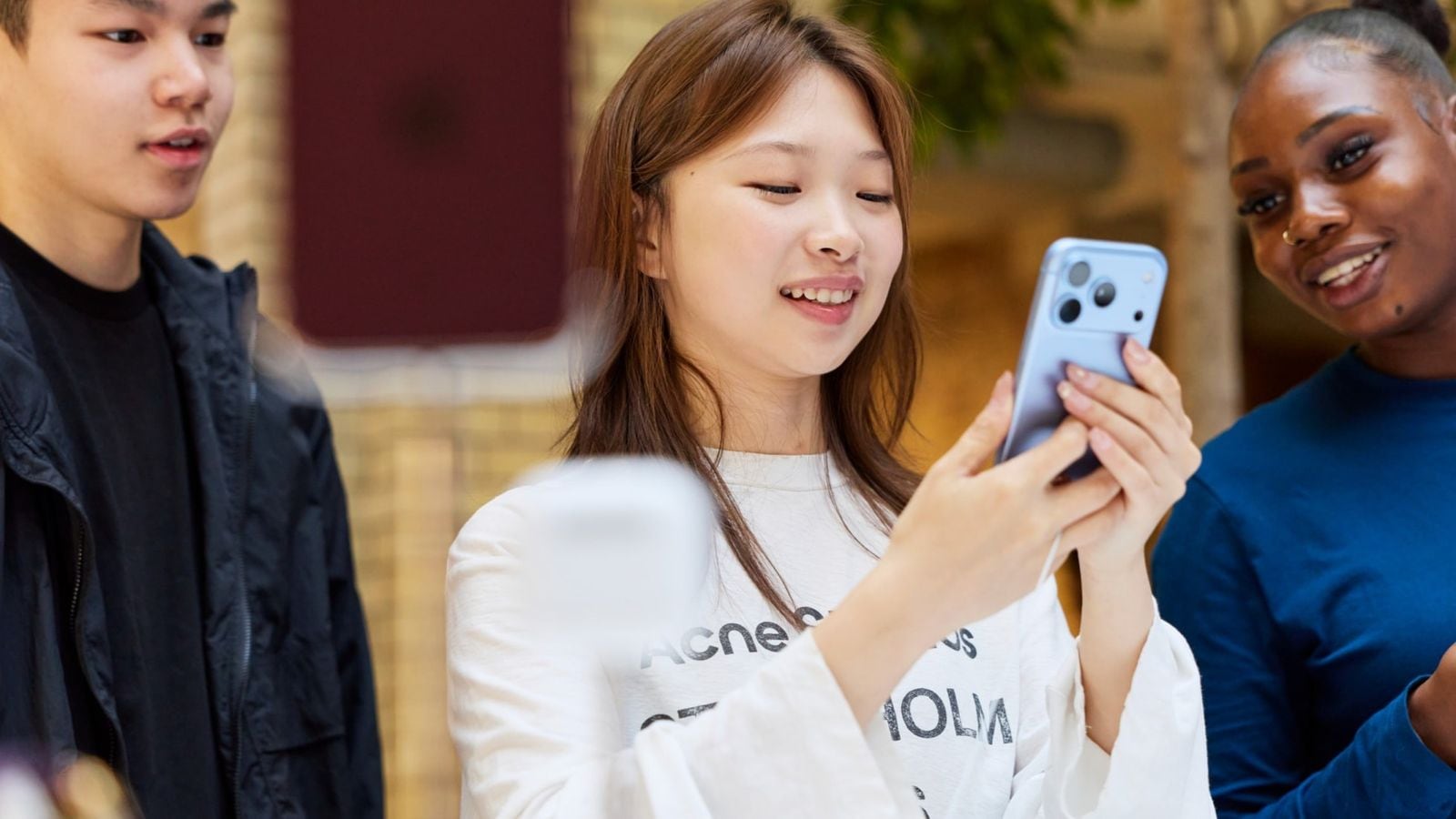 Zákazník si skúša ľadovo modrý iPhone 18 Pro v predajni Apple Covent Garden