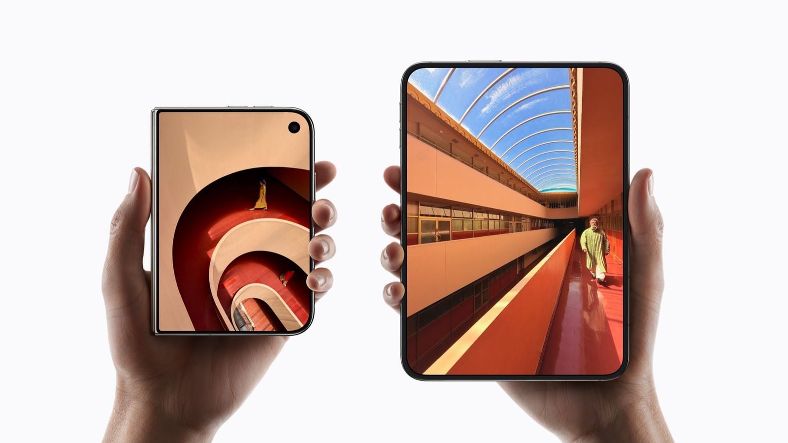 Dve ruky držia iPhone Duo, jeden zložený a jeden rozložený