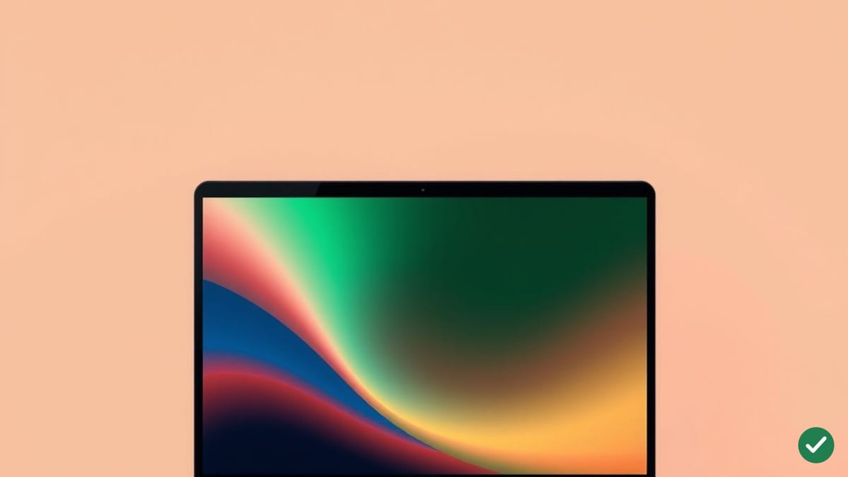 Tenký notebook s výrazným OLED displejom v tmavej miestnosti