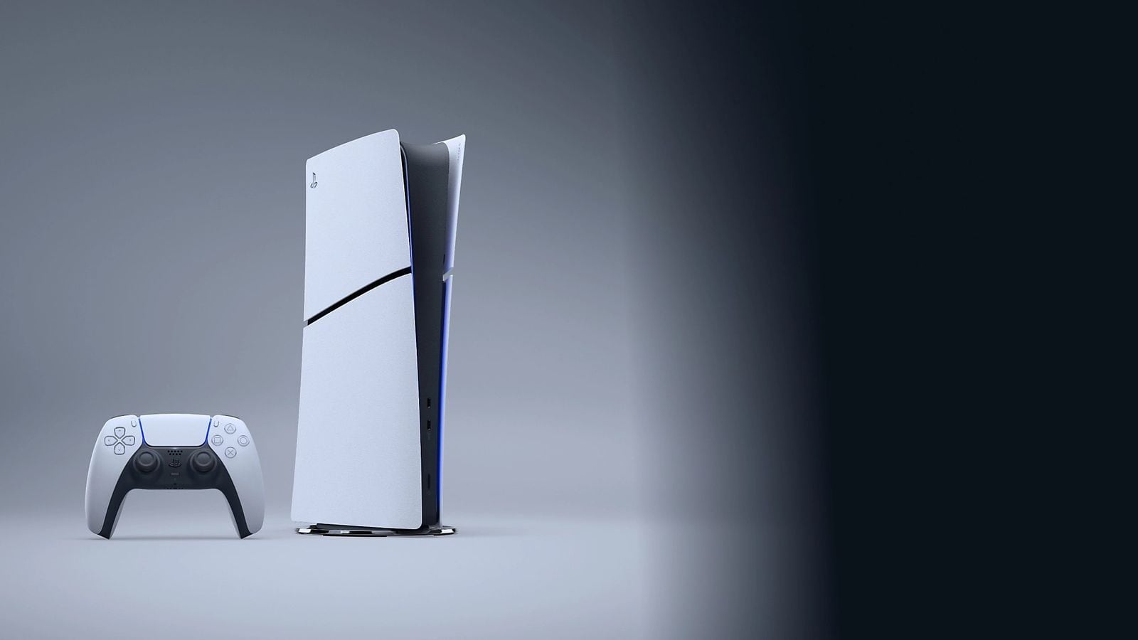 PS5 Slim konzola postavená nastojato s bielym DualSense ovládačom, pohľad spredu zboku, sivé pozadie