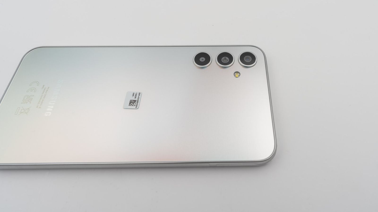 Zadná strana Samsung Galaxy A34, strieborná farba, detail trojitého fotoaparátu a blesku