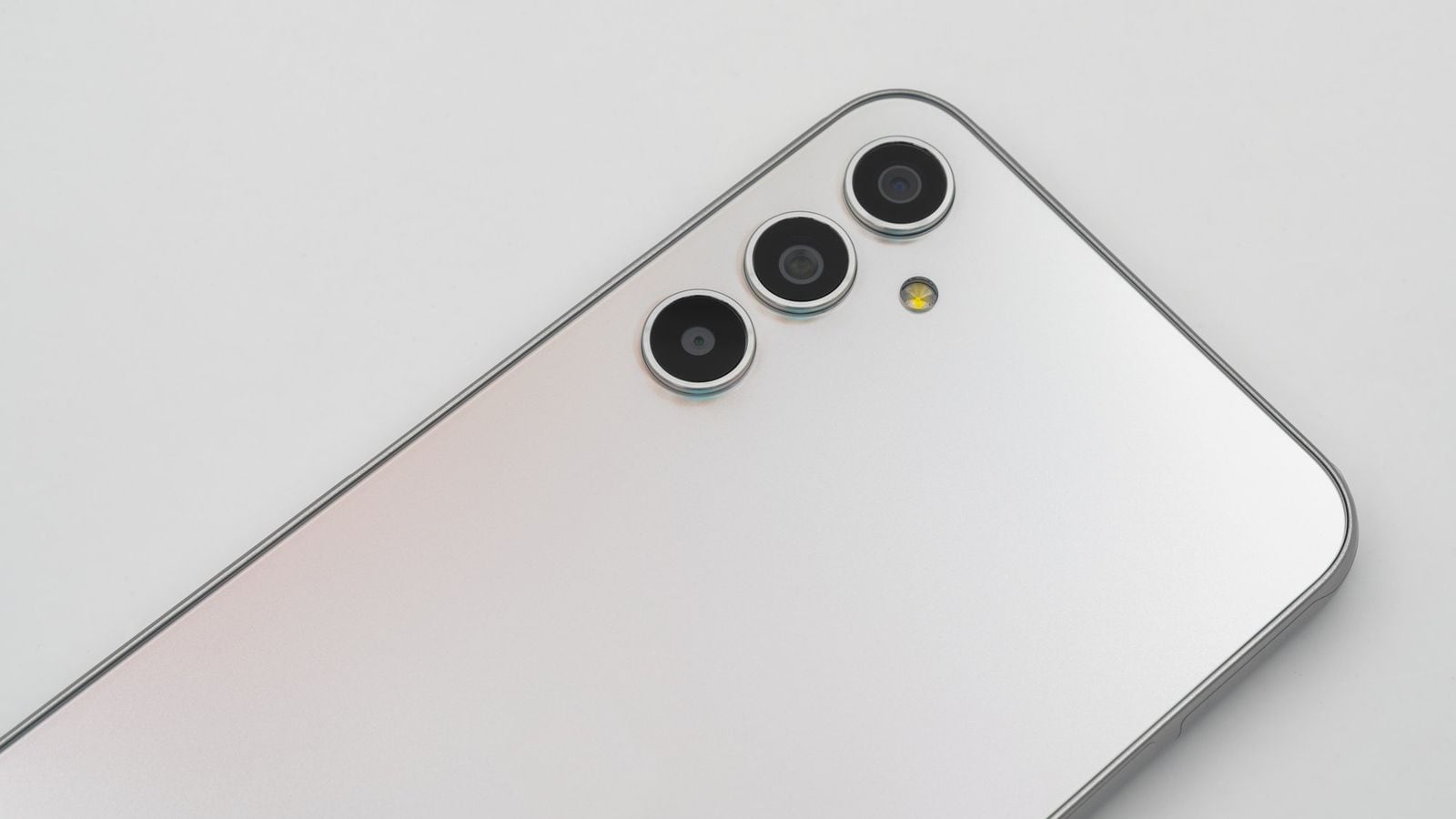 Extrémny detail trojitého fotoaparátu a blesku na zadnej strane Samsung Galaxy A34