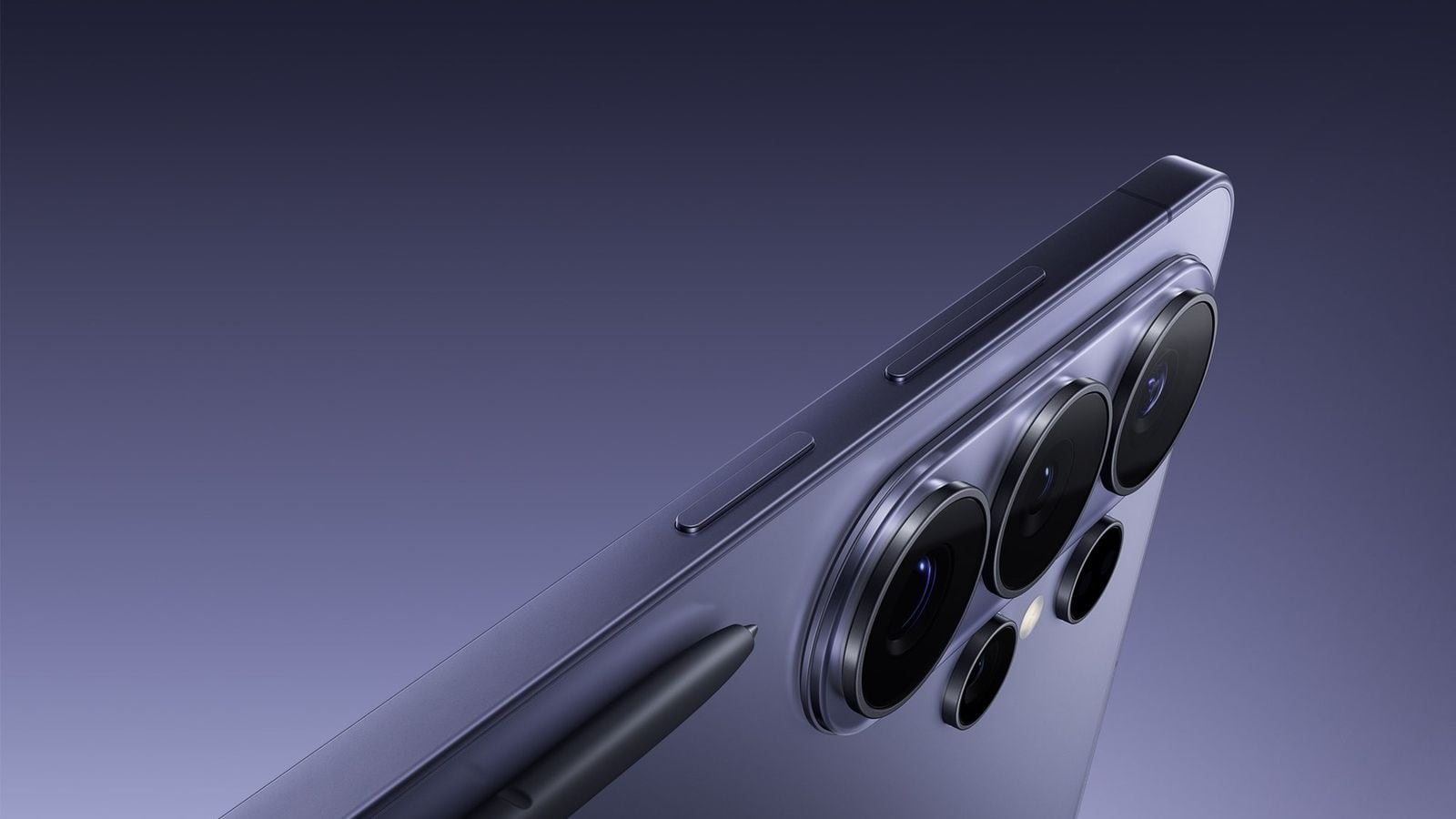 Detailný záber na fotoaparát Samsung Galaxy S24 Ultra so S Pen, fialovomodrá farba