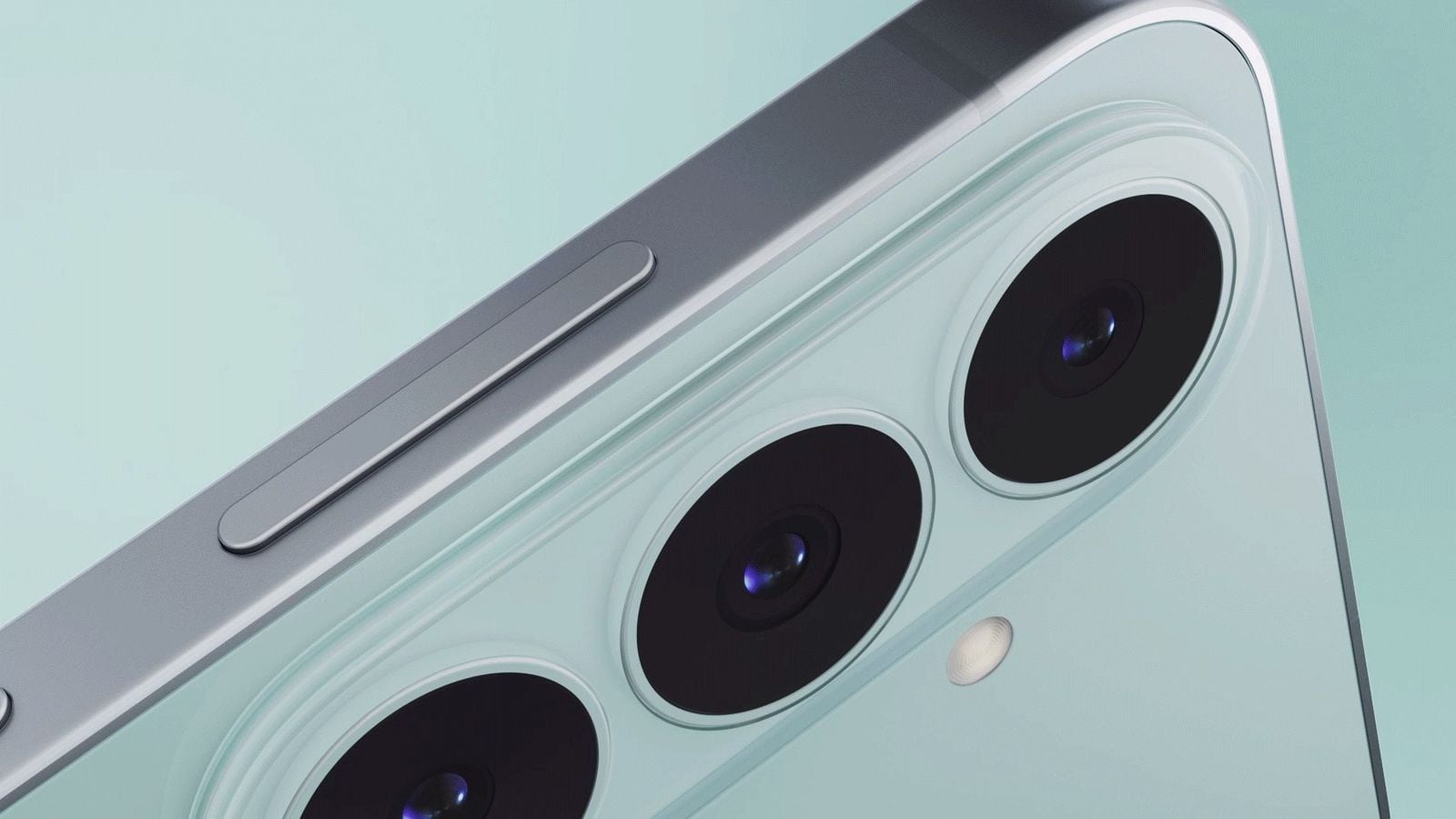 Detailný makro záber trojitého fotoaparátu smartfónu Samsung Galaxy v mätovozelenej farbe, bočný uhol