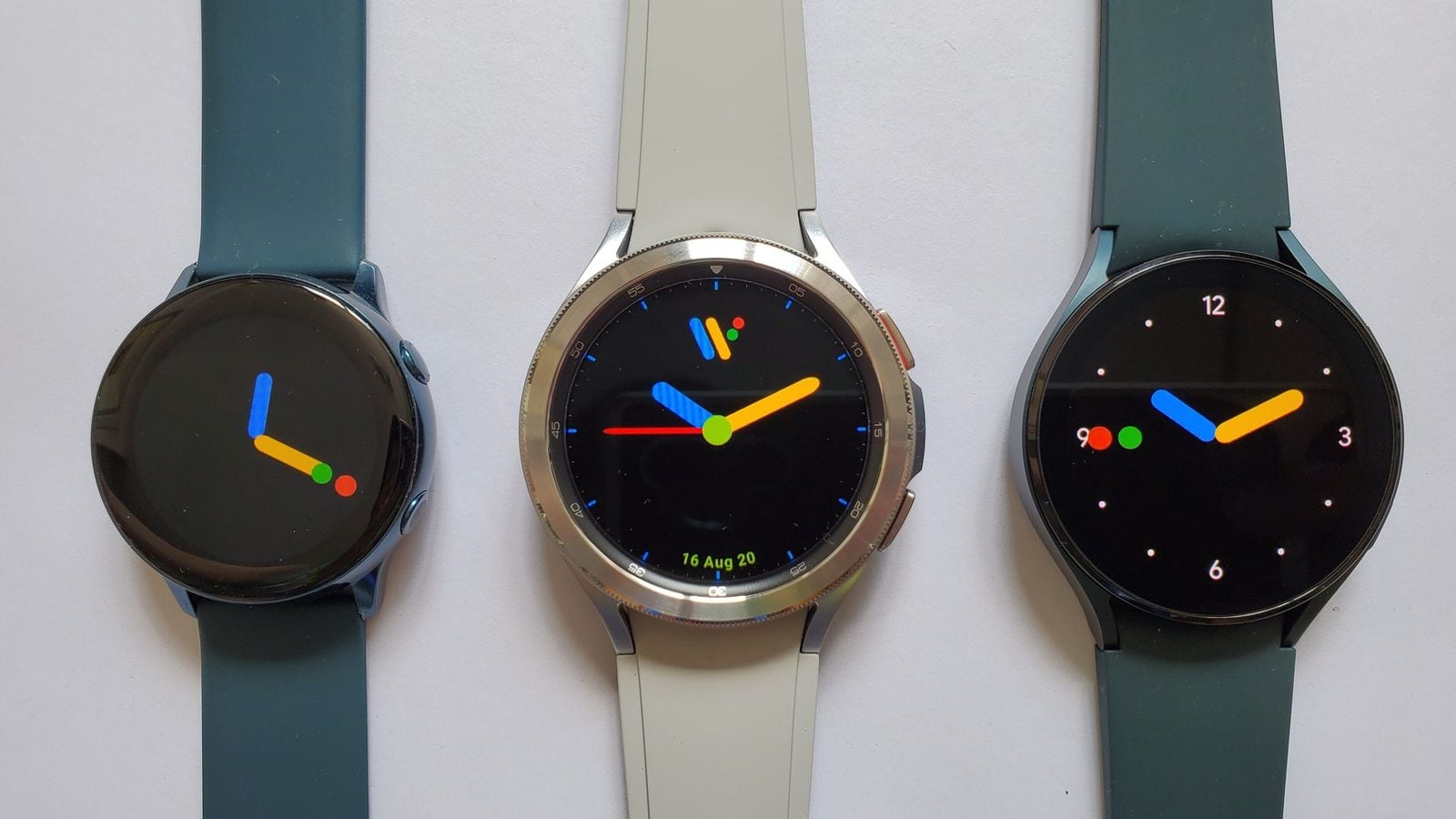 Tri smart hodinky Samsung Galaxy Watch vedľa seba so zobrazenými ciferníkmi